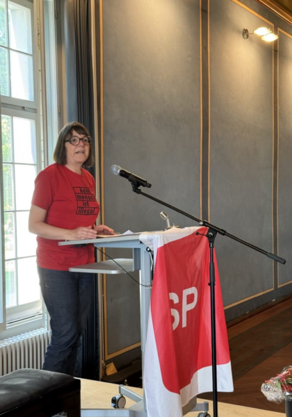 Kantonsrätin Jasmin Pokerschnig am Rednerpult